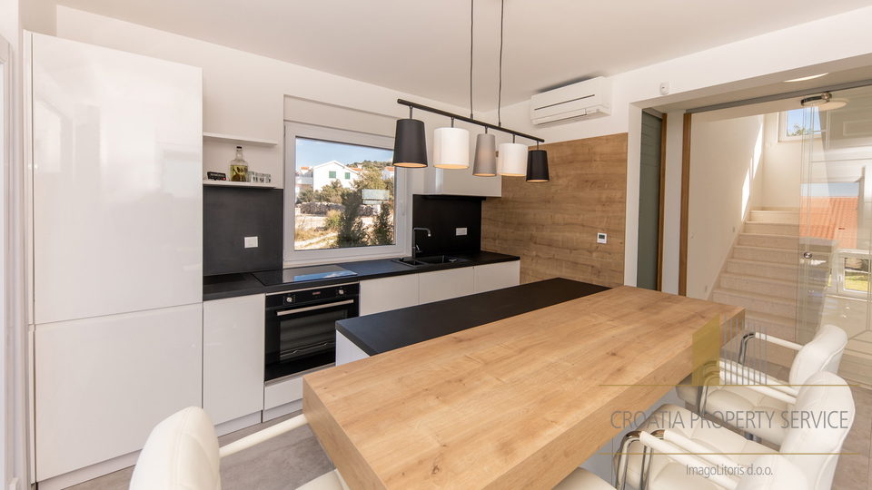 Luksuzna vila na jedinstvenoj lokaciji 20 m od mora &ndash; Rogoznica