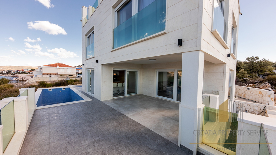 Luksuzna vila na jedinstvenoj lokaciji 20 m od mora &ndash; Rogoznica