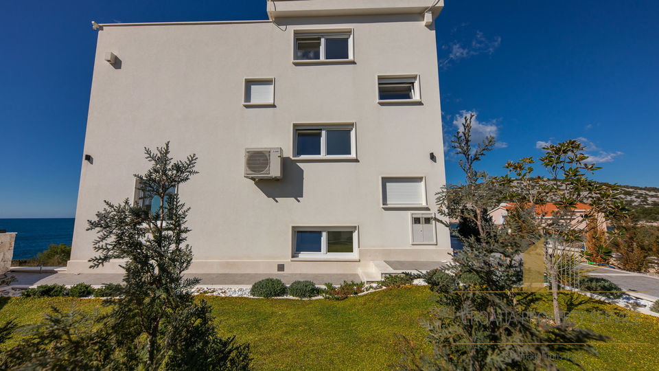 Luksuzna vila na jedinstvenoj lokaciji 20 m od mora &ndash; Rogoznica