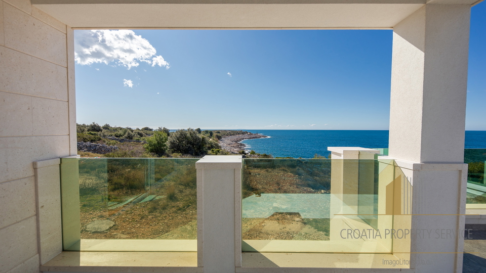 Luksuzna vila na jedinstvenoj lokaciji 20 m od mora &ndash; Rogoznica