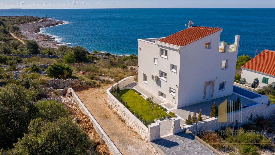 Luksuzna vila na jedinstvenoj lokaciji 20 m od mora &ndash; Rogoznica
