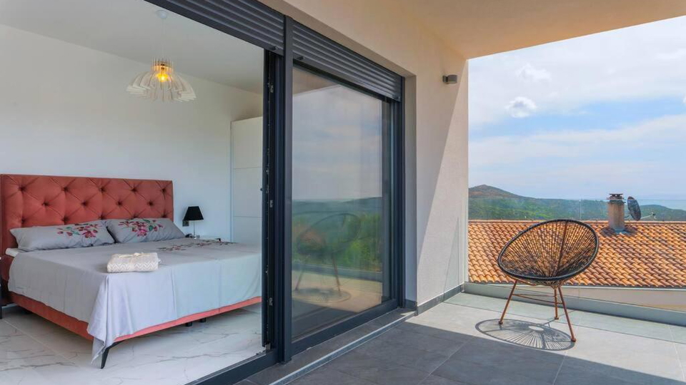 Prodaja&comma;  moderna vila s panoramskim pogledom na more &ndash; okolica Trogira&excl;