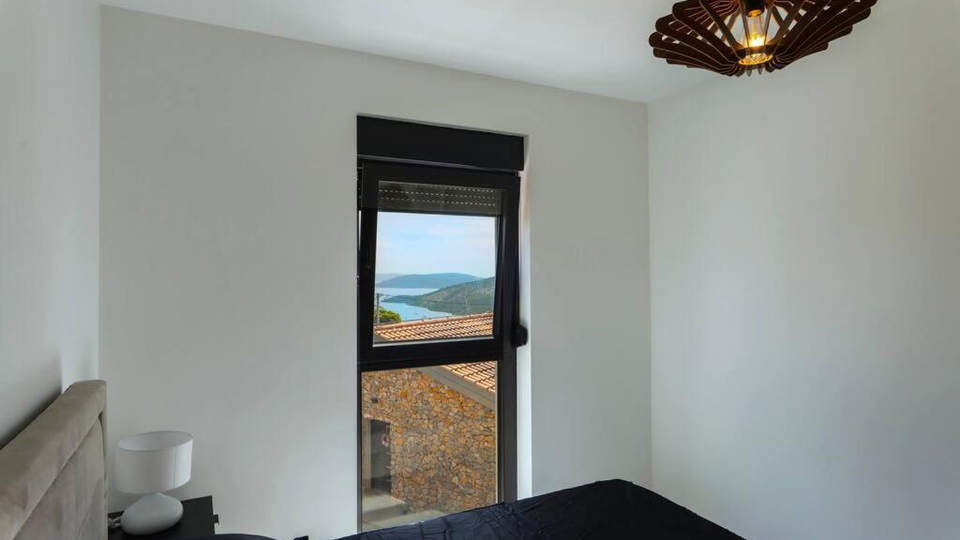 Prodaja&comma;  moderna vila s panoramskim pogledom na more &ndash; okolica Trogira&excl;
