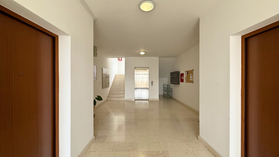 Elegantan stan s pogledom na more  - 300 m od pla&zcaron;e &Zcaron;njan&comma; Split&excl;