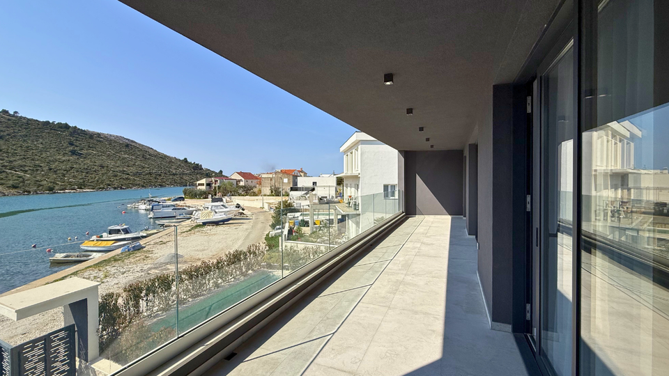 Moderna luksuzna vila v prvem vrsti ob morju &ndash; Rogoznica&excl;