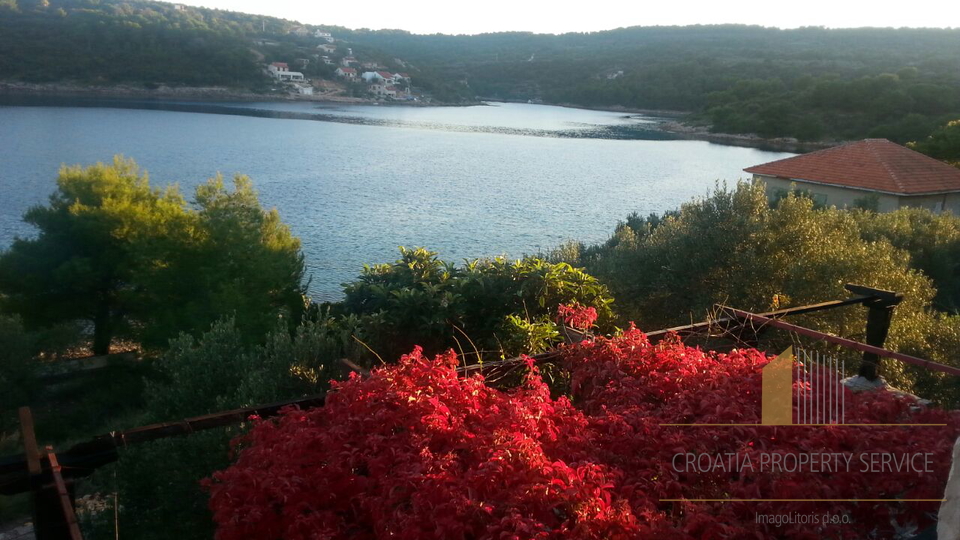 ATRACTIVE LAND WITH A HOUSE OF THE FIRST ROW TO THE SEA, ŠOLTA