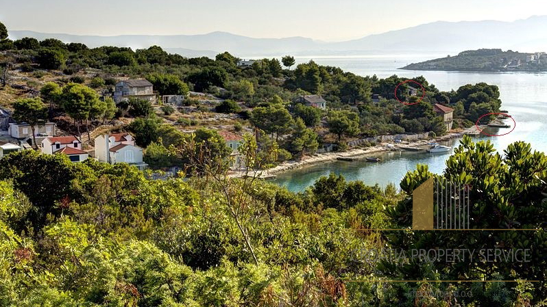 ATRAKTIVNO ZEMLJIŠTE SA KUĆOM PRVI RED DO MORA, ŠOLTA