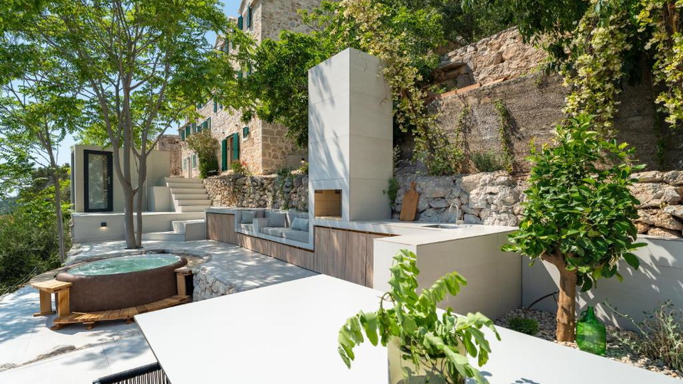 Elegantan luksuzni  apartman 500 m od pla&zcaron;e na otoku Bra&ccaron;u&excl;