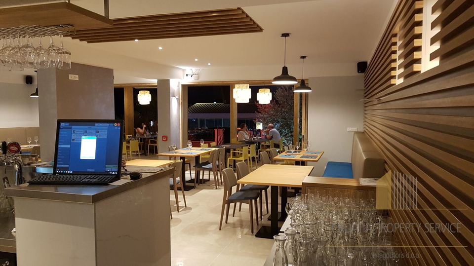 Predivna kuća s tri apartmana i uhodanim restoranom prvi red uz plažu - otok Čiovo!