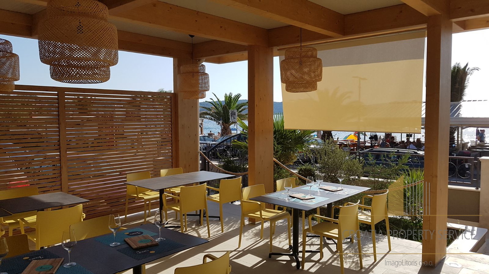 Predivna kuća s tri apartmana i uhodanim restoranom prvi red uz plažu - otok Čiovo!