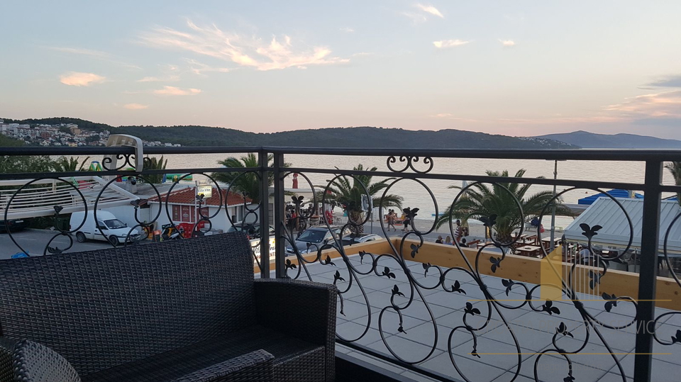 Predivna kuća s tri apartmana i uhodanim restoranom prvi red uz plažu - otok Čiovo!