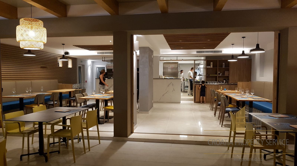 Predivna kuća s tri apartmana i uhodanim restoranom prvi red uz plažu - otok Čiovo!