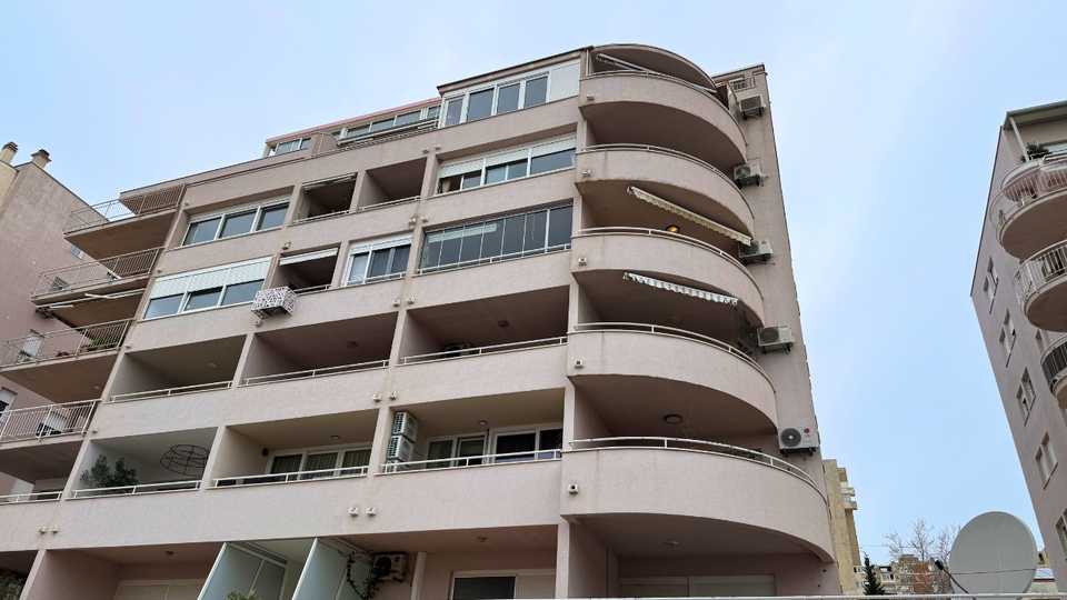 Elegantan stan s pogledom na more  - 300 m od pla&zcaron;e &Zcaron;njan&comma; Split&excl;