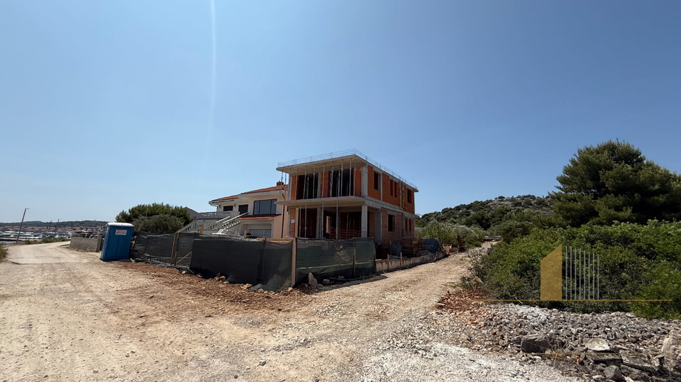 Neue moderne Villa mit Pool in erster Reihe am Meer auf der Insel Murter!