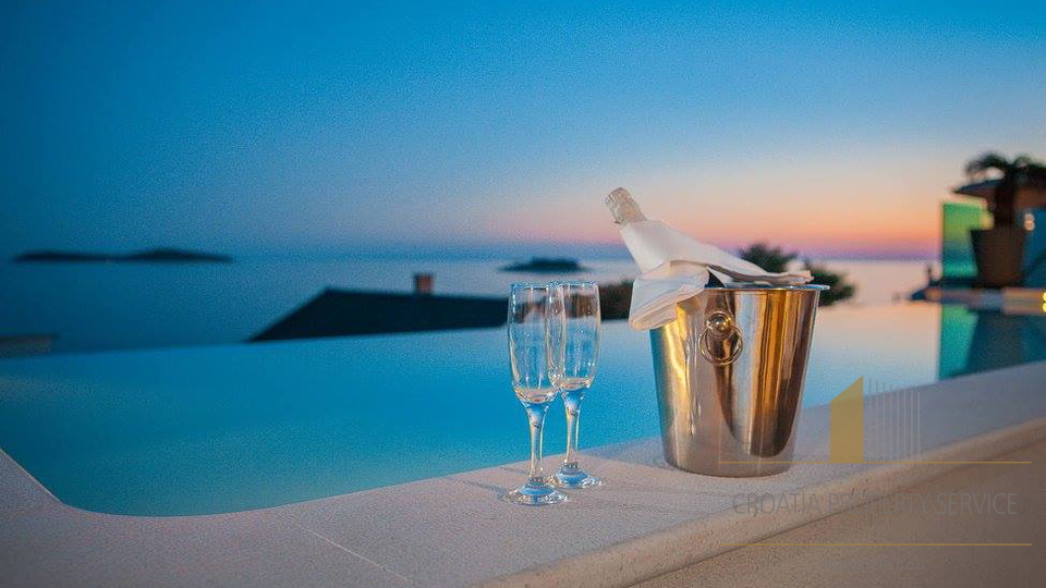 Роскошная вилла с фантастическим бассейном и открытым видом на море