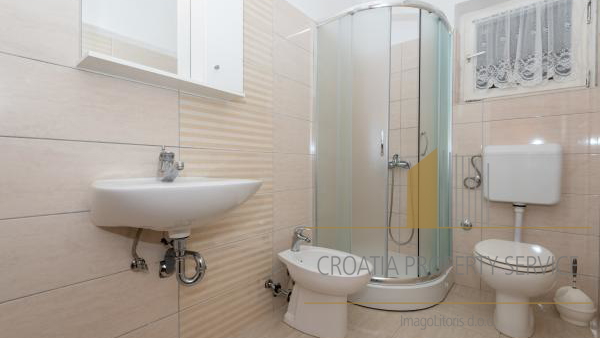 Beautiful apartment house with a spacious yard 80 meters from the beach in Privlaka!
