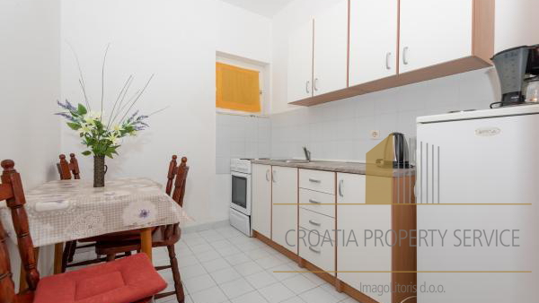 Beautiful apartment house with a spacious yard 80 meters from the beach in Privlaka!