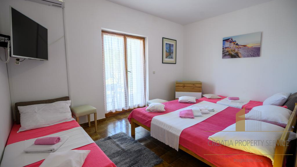 Beautiful apartment house with a spacious yard 80 meters from the beach in Privlaka!
