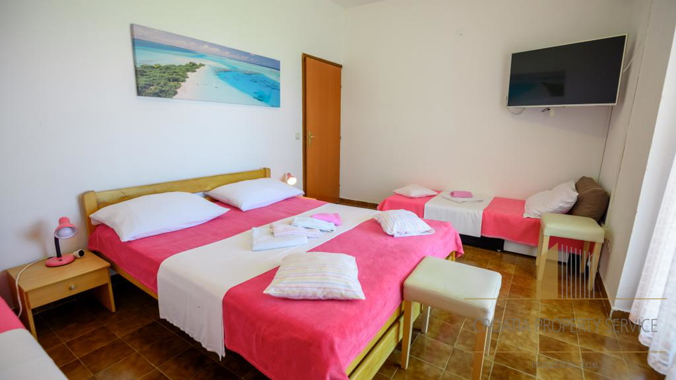 Beautiful apartment house with a spacious yard 80 meters from the beach in Privlaka!