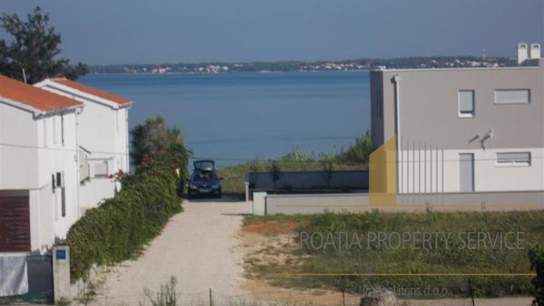 Beautiful apartment house with a spacious yard 80 meters from the beach in Privlaka!