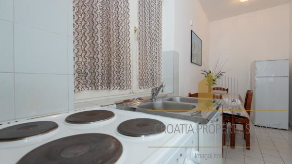 Beautiful apartment house with a spacious yard 80 meters from the beach in Privlaka!
