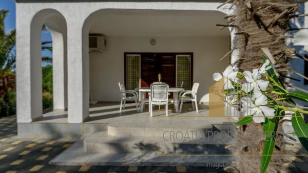 Beautiful apartment house with a spacious yard 80 meters from the beach in Privlaka!