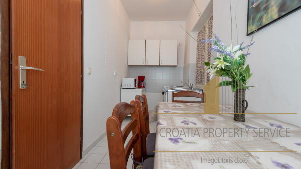 Beautiful apartment house with a spacious yard 80 meters from the beach in Privlaka!