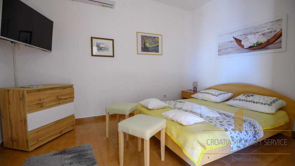 Beautiful apartment house with a spacious yard 80 meters from the beach in Privlaka!