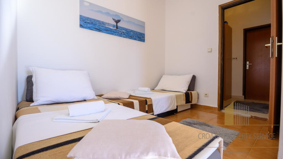 Beautiful apartment house with a spacious yard 80 meters from the beach in Privlaka!
