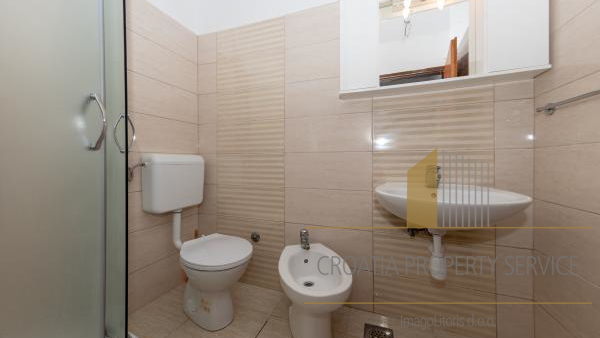 Beautiful apartment house with a spacious yard 80 meters from the beach in Privlaka!