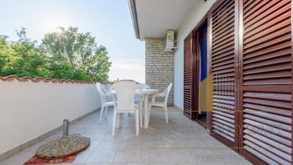 Beautiful apartment house with a spacious yard 80 meters from the beach in Privlaka!