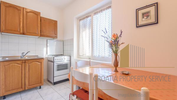 Beautiful apartment house with a spacious yard 80 meters from the beach in Privlaka!
