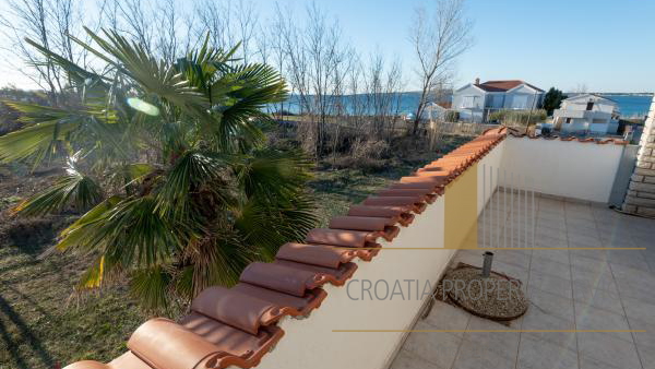 Beautiful apartment house with a spacious yard 80 meters from the beach in Privlaka!