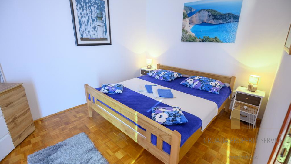 Beautiful apartment house with a spacious yard 80 meters from the beach in Privlaka!