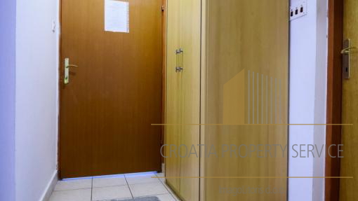 Beautiful apartment house with a spacious yard 80 meters from the beach in Privlaka!