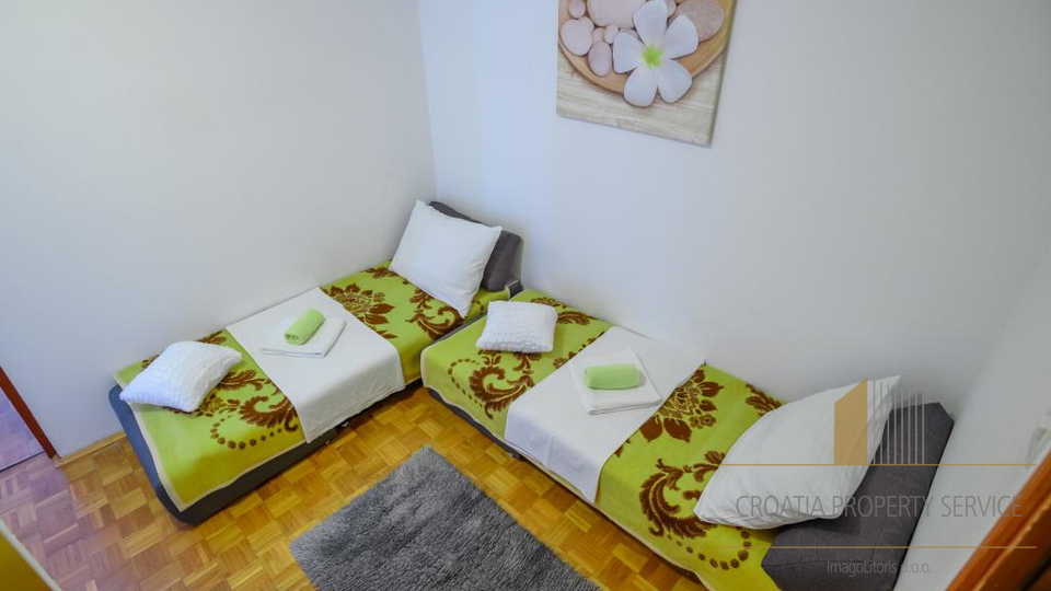 Beautiful apartment house with a spacious yard 80 meters from the beach in Privlaka!
