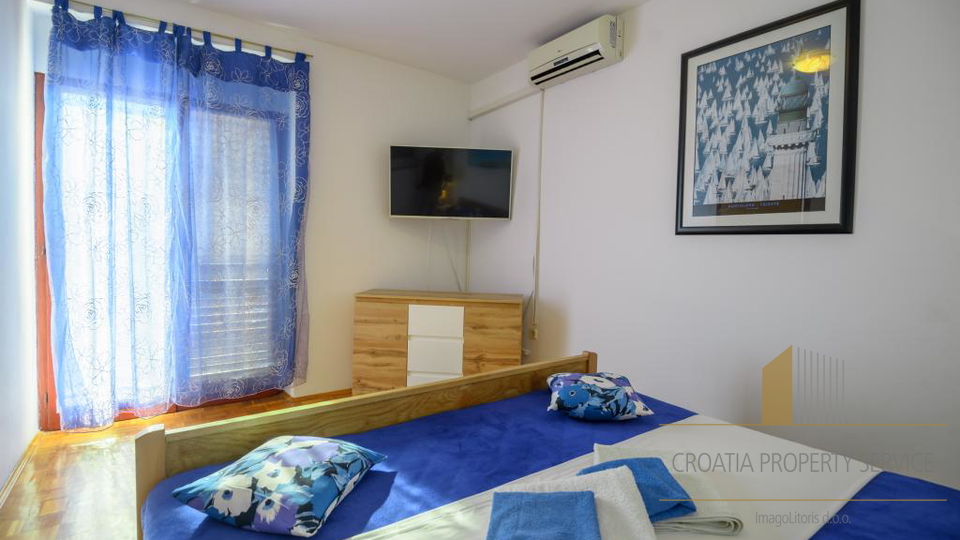 Beautiful apartment house with a spacious yard 80 meters from the beach in Privlaka!
