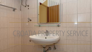 Beautiful apartment house with a spacious yard 80 meters from the beach in Privlaka!