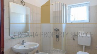Beautiful apartment house with a spacious yard 80 meters from the beach in Privlaka!