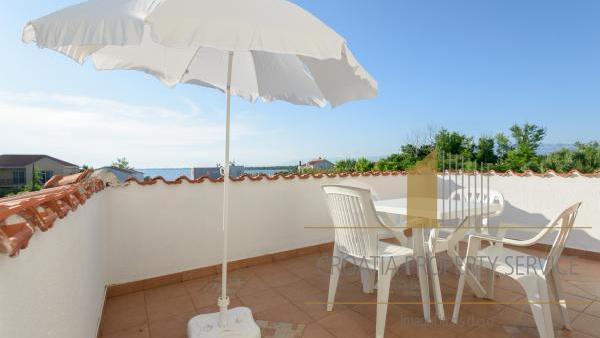 Beautiful apartment house with a spacious yard 80 meters from the beach in Privlaka!