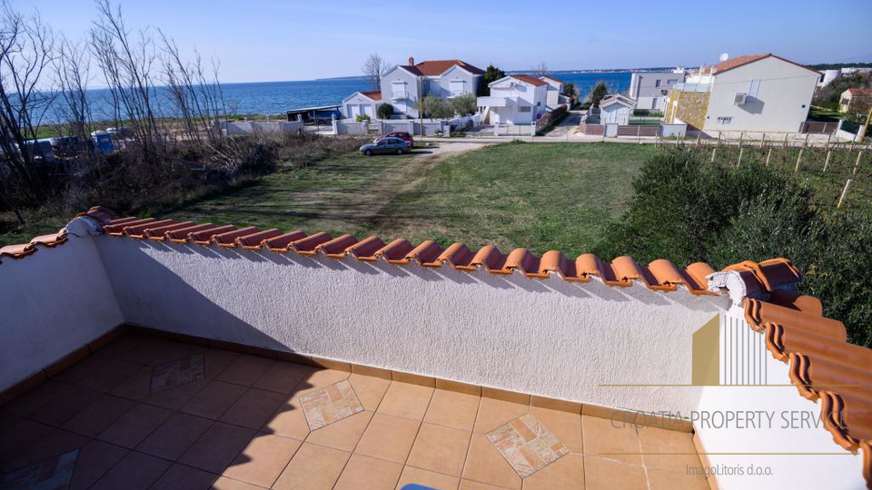 Beautiful apartment house with a spacious yard 80 meters from the beach in Privlaka!
