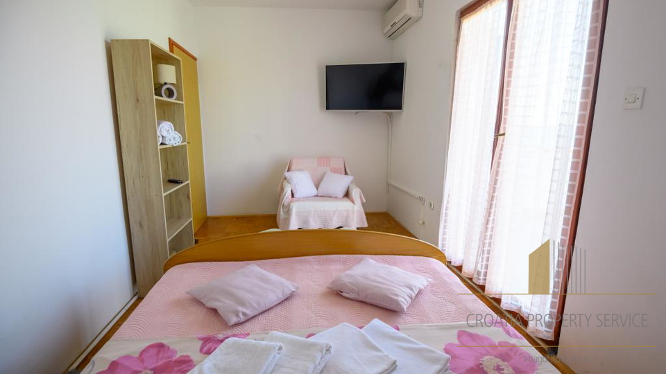 Beautiful apartment house with a spacious yard 80 meters from the beach in Privlaka!