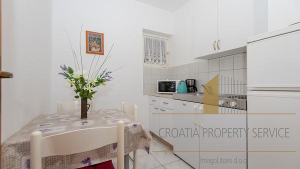 Beautiful apartment house with a spacious yard 80 meters from the beach in Privlaka!