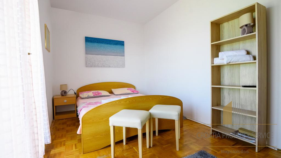 Beautiful apartment house with a spacious yard 80 meters from the beach in Privlaka!