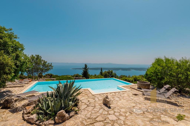Occasione rara: ampio terreno di 30.000 m² in una posizione prestigiosa sull'isola di Hvar!
