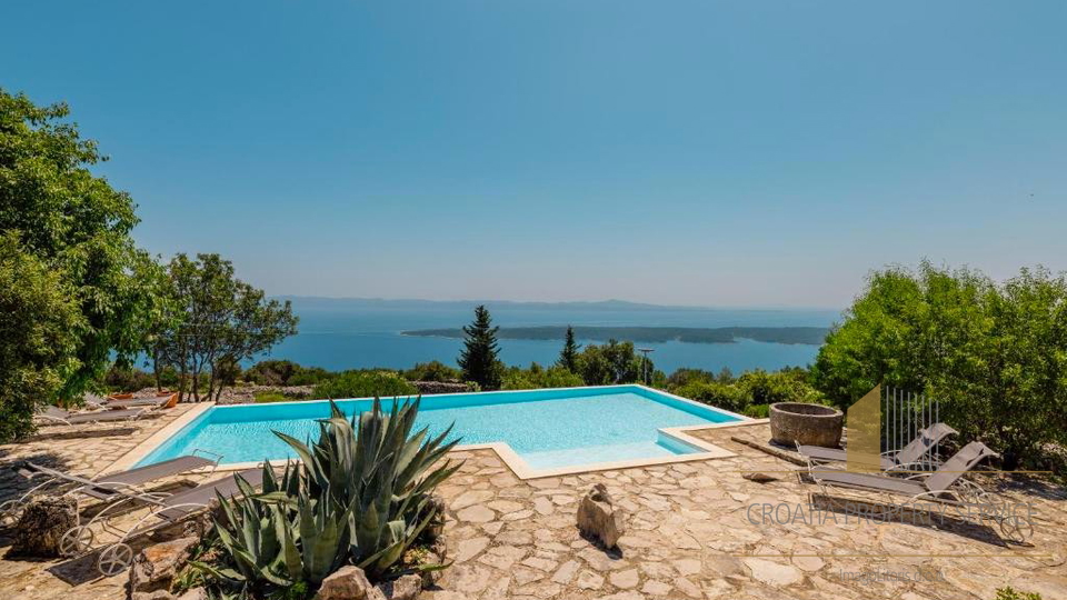 Occasione rara: ampio terreno di 30.000 m² in una posizione prestigiosa sull'isola di Hvar!