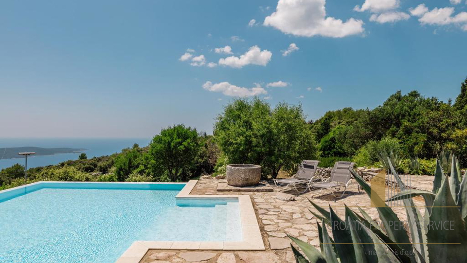 Occasione rara: ampio terreno di 30.000 m² in una posizione prestigiosa sull'isola di Hvar!
