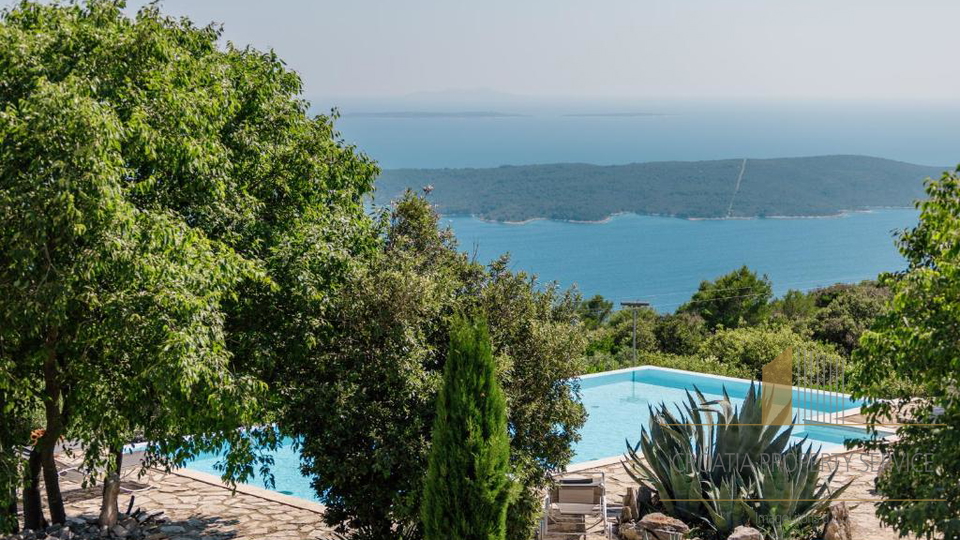 Occasione rara: ampio terreno di 30.000 m² in una posizione prestigiosa sull'isola di Hvar!
