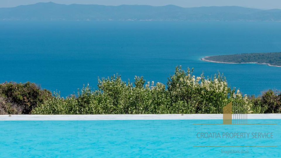Occasione rara: ampio terreno di 30.000 m² in una posizione prestigiosa sull'isola di Hvar!