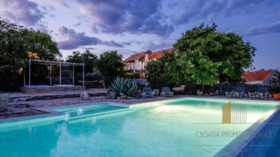 Occasione rara: ampio terreno di 30.000 m² in una posizione prestigiosa sull'isola di Hvar!